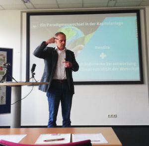 Zukunftswerkstatt Nachhaltige Finanzberatung 2023 in Darmstadt Vortrag Manuel Straub